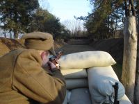 W tle, wśród oficjeli siedzi kapitan Ignacy Skowron.