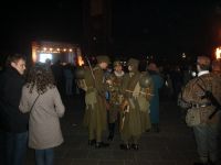 Zaprzyjaźnieni rekonstruktorzy Powstania Warszawskiego.