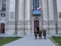 Pod murami kościoła.